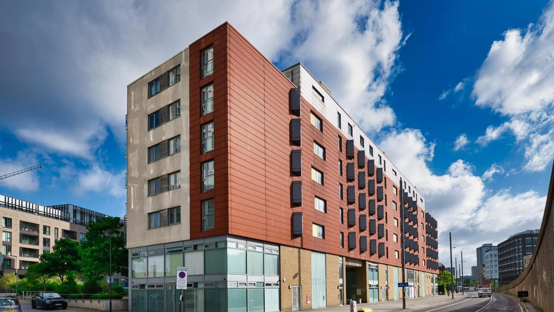 Stratford, London E15 - Modern Studio For 3 Apartment