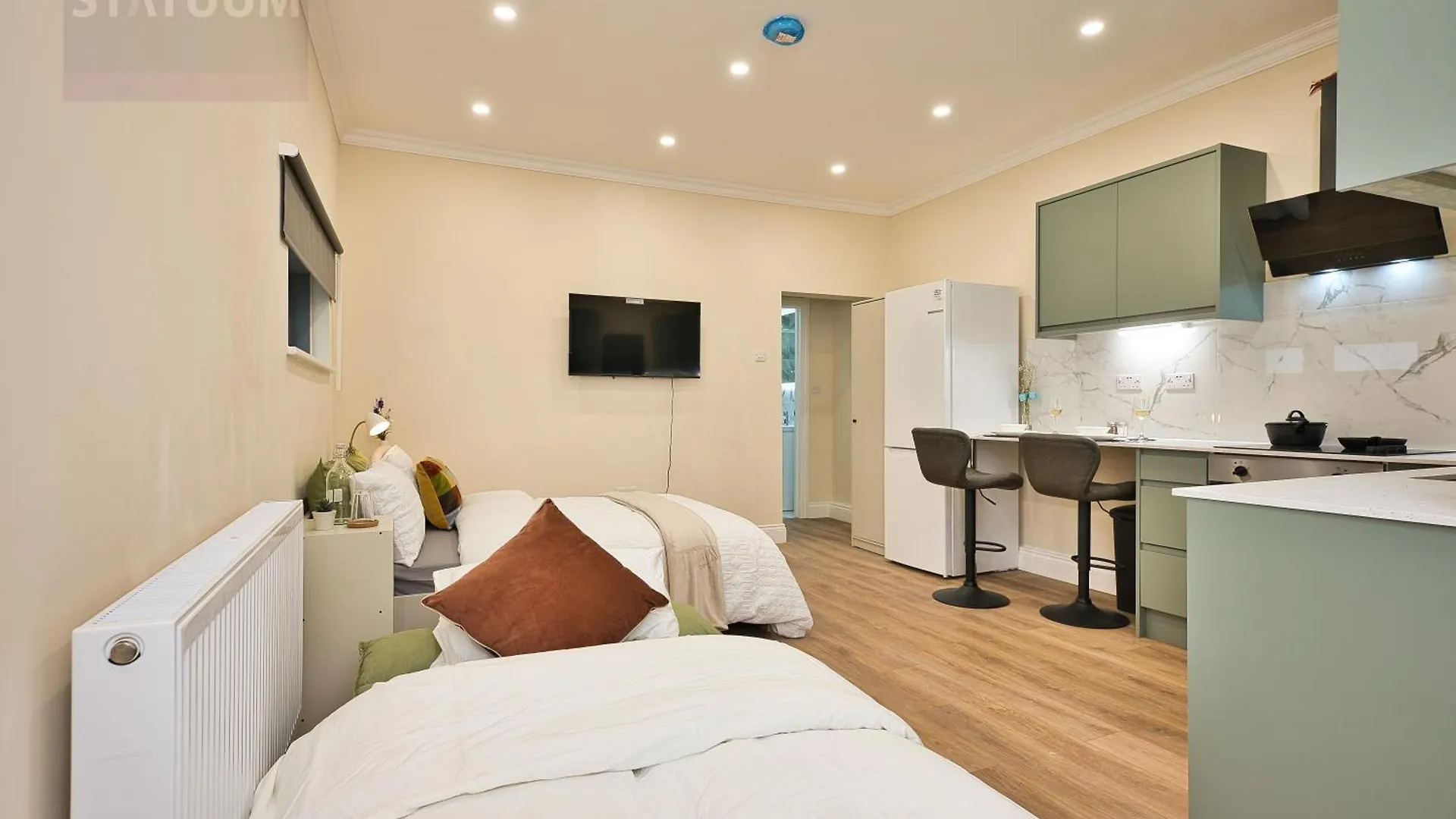 Stratford, London E15 - Modern Studio For 3